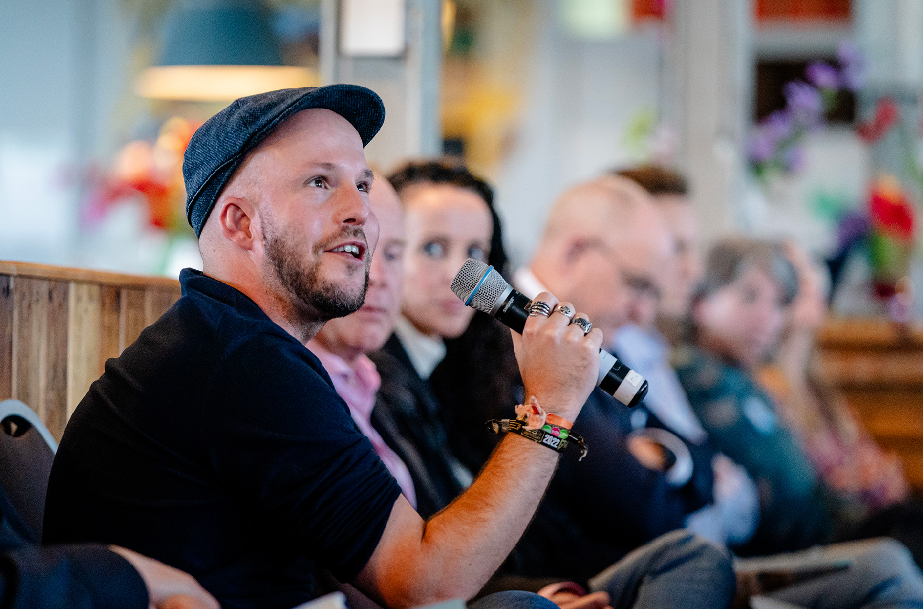 Aäron van der Sanden, journalist bij AM, stelt een vraag