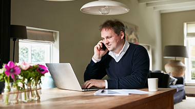 Neem tijd om verschillende aannemers en offertes met elkaar te vergelijken.