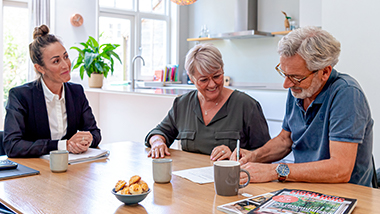 Na een mondelinge overeenkomst, stelt de verkoopmakelaar het voorlopig koopcontract op.